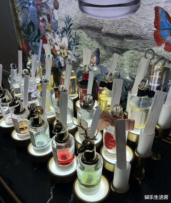 王诗龄|王诗龄凌晨晒照,4款高奢包18瓶名贵香水,黄瓜片都是玫瑰花形状