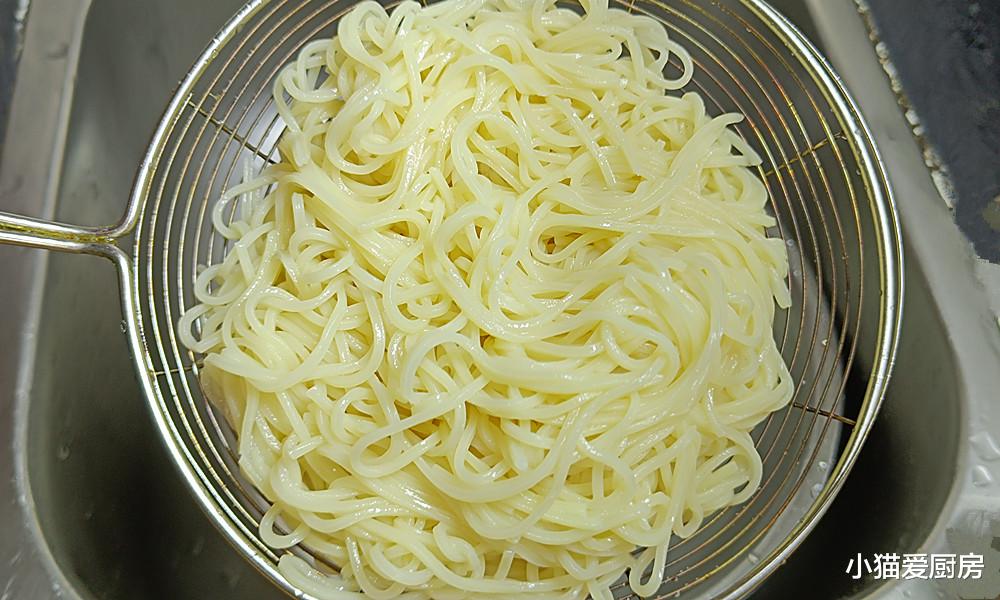 |十分钟就搞定，这碗四川人喜欢的“怪味拌面”，连吃两碗都不过瘾