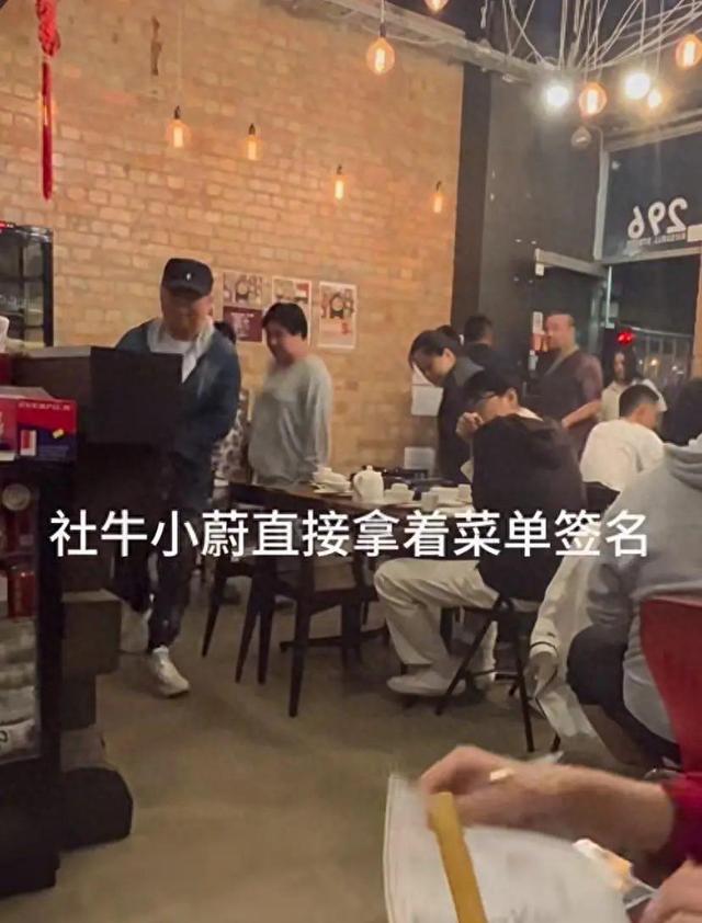 郭德纲一家旅游,胖而且矮,王惠肚子赘肉泛滥