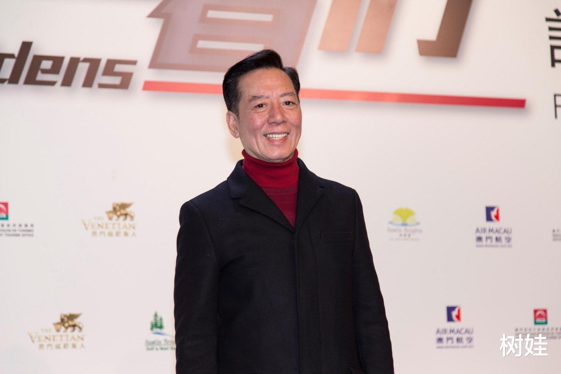 TVB绿叶晒广州站留影照,70岁骆应钧罕露脸,头发花白消瘦显苍老