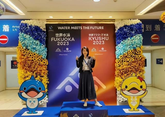 郭晶晶又美到国外去了,穿搭朴素简约,依旧是“全场焦点”