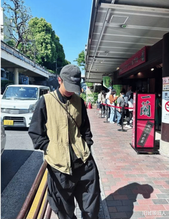 秦奋|秦奋现身东京街头被偶遇,身材消瘦穿搭时尚,近照酷似郭敬明