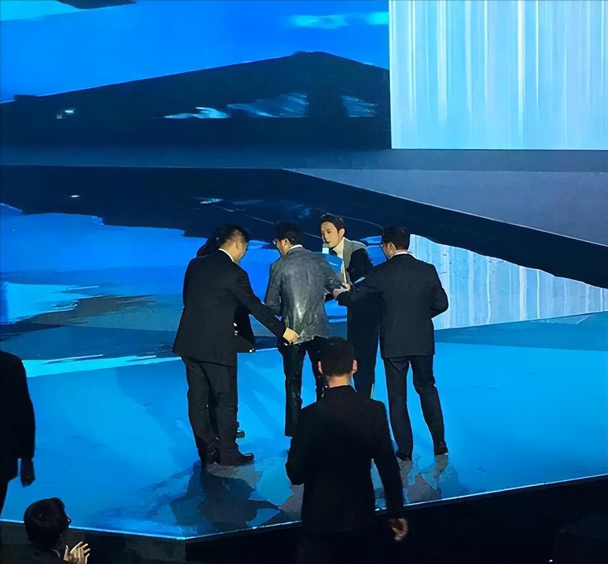 从“卫视一哥”到无人问津,毁掉汪涵的不是高山,而是一粒尘土