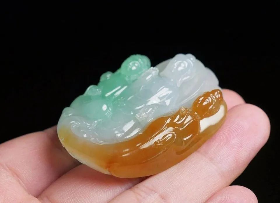 雕刻|好料难得的三彩翡翠，雕刻成西方三圣！