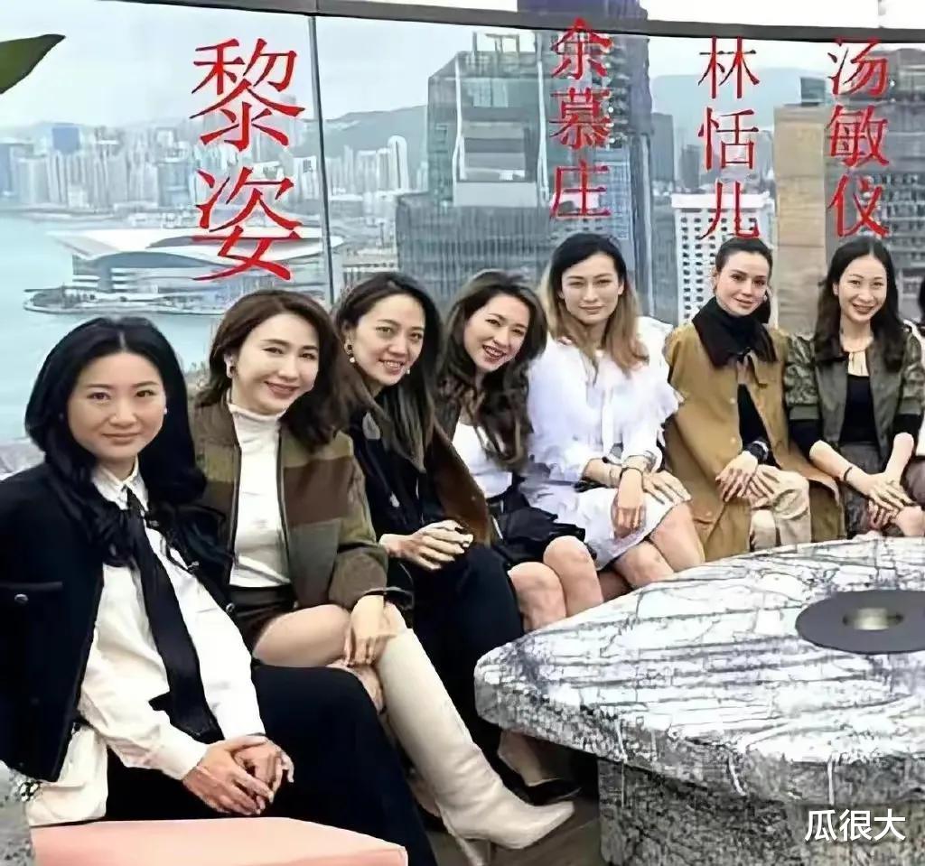 伏明霞参加阔太聚会只能坐角落，梁锦松豪门资历浅，上流圈有鄙视链
