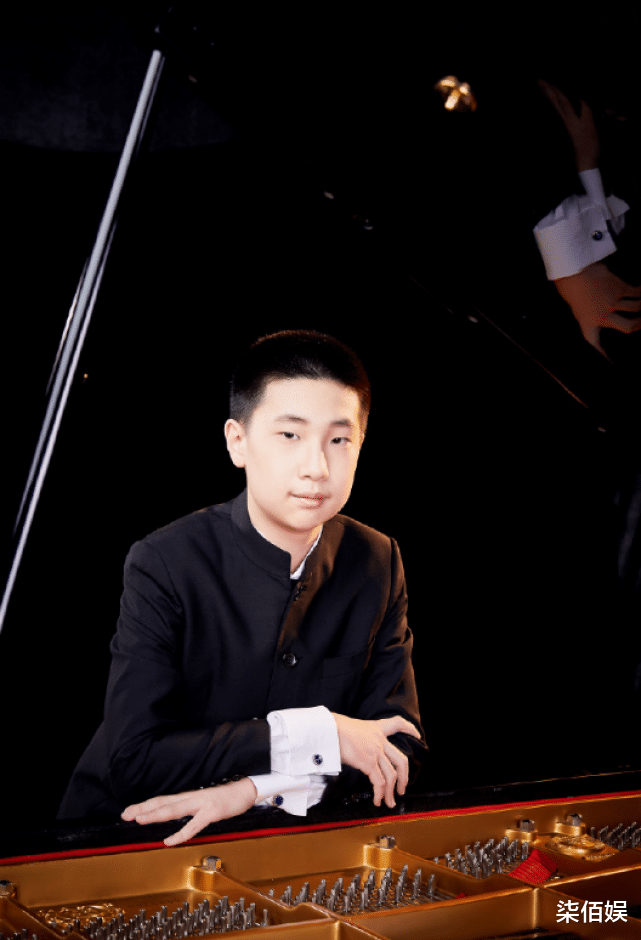 林永健|林永健老婆晒儿子,12岁大竣穿西装温文尔雅,气质出众如贵公子