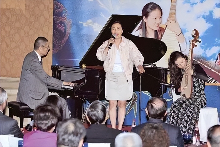 民谣|琵琶公主孙颖:41岁为爱嫁78岁三婚刘诗昆,三年后诞下一女