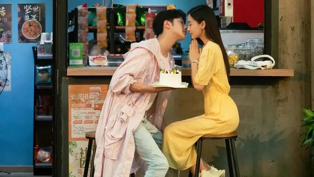 穿衣搭配 演“姐弟恋”不油腻的7位女星，个个浑然天成