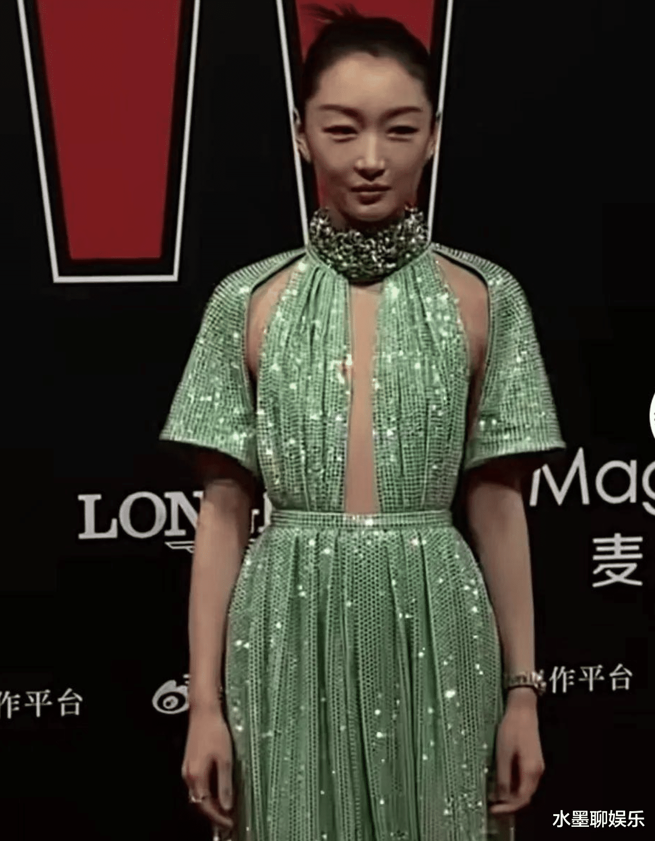 周冬雨红毯造型引争议,身材干瘪走性感风遭吐槽