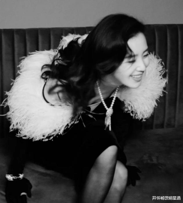 刘诗诗狂野起来的确无人能及,黑色丝袜搭配天鹅舞裙风光无限!