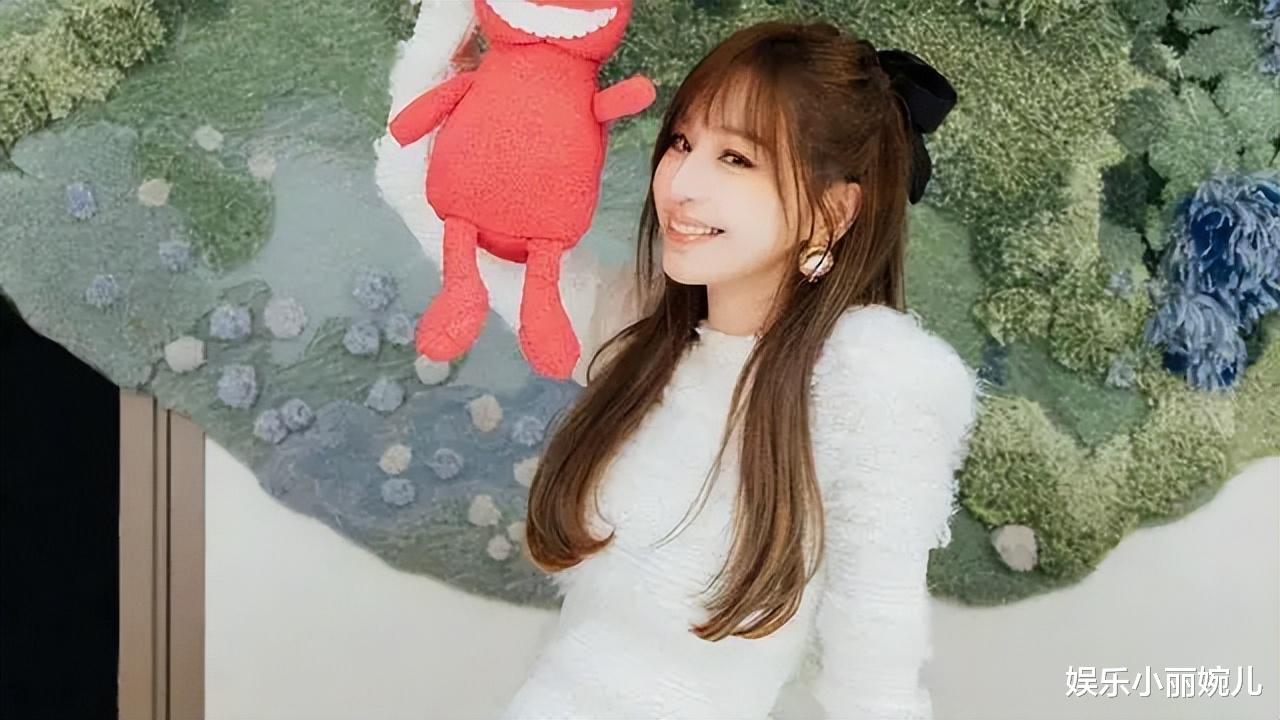 王心凌|王心凌被邀串场互动，女主持硬扯她外套“要她一起跳”