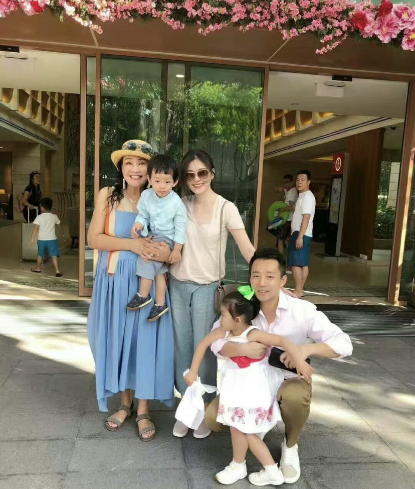 汪小菲携父亲现身台湾省，S妈亲自接待尽显热情，网友：心疼兰姐