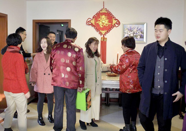 妻子远房堂哥生日，身家千万的我送上十万礼金，大舅哥生日才一千