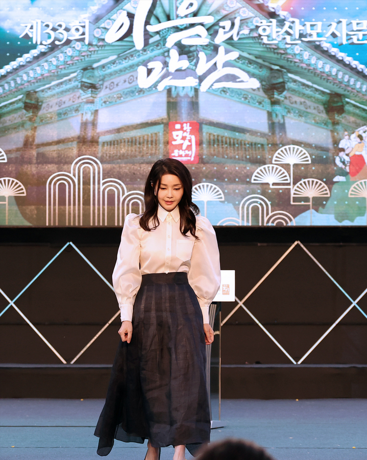 西瓜 韩国第一夫人换公主风营业好惊艳！泡泡袖配薄纱裙，变了法子扮嫩