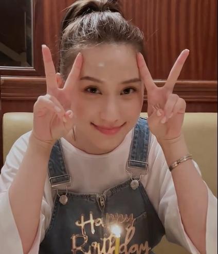 何超莲|何超莲素颜庆祝32岁生日，和窦骁视频聊天，婚后首个生日很低调