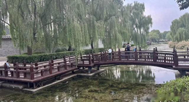 深扒许家印黑料,发现他视美女员工为家人,与多位女明星关系密切