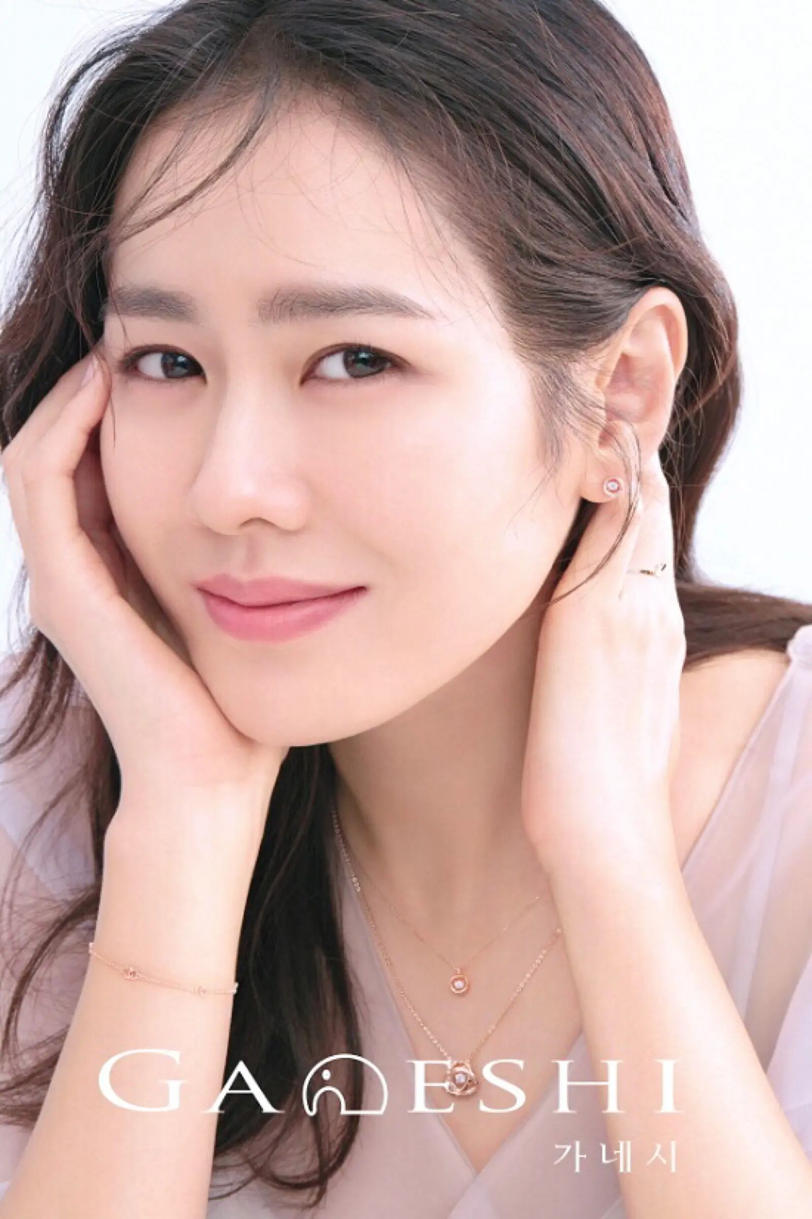 孙艺珍机场路透生图曝真容！脸浮肿发腮，产后发福身材臃肿引争议