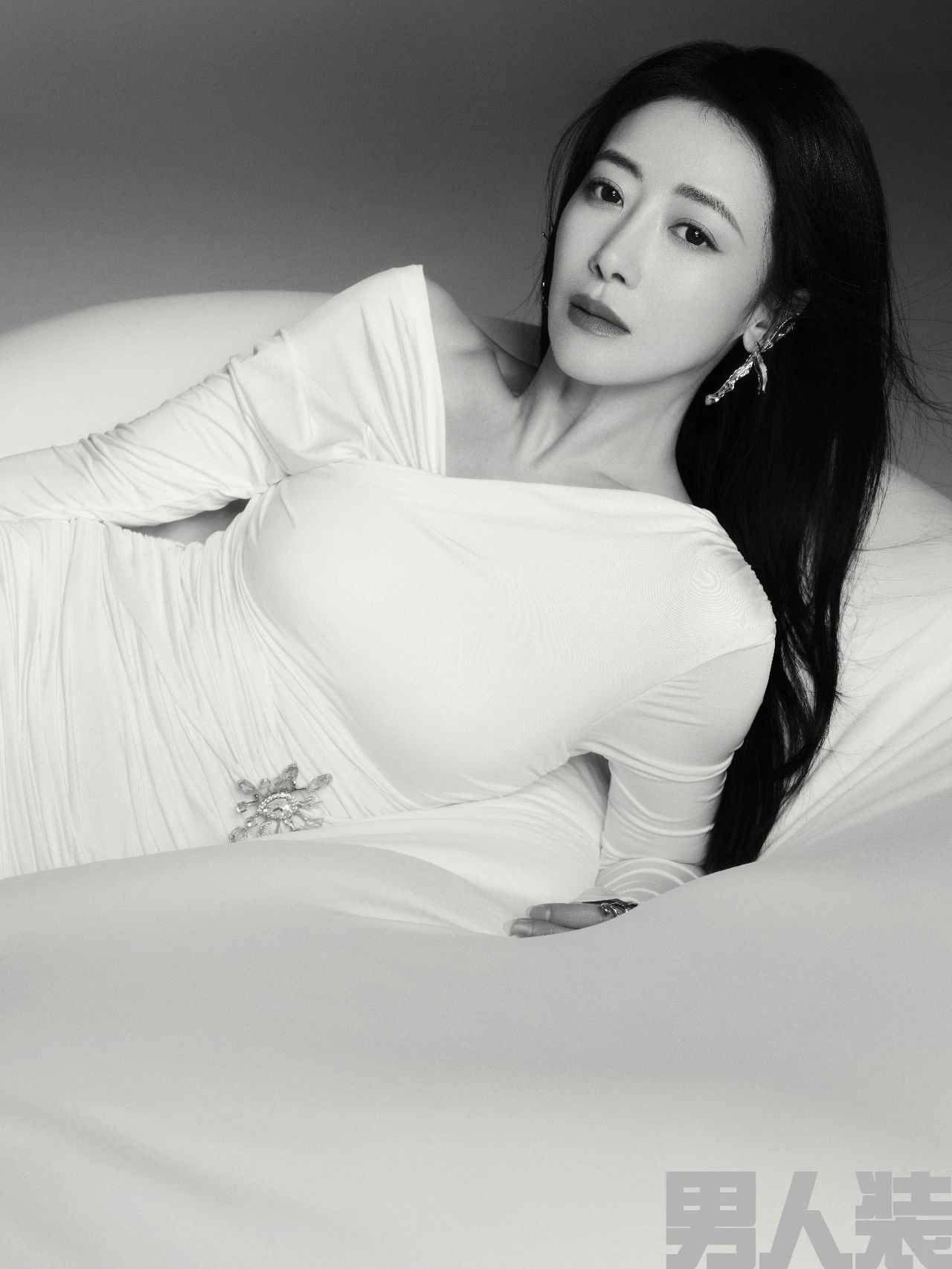 48岁陈紫函登《男人装》,大秀事业线韵味十足,丰满身材很迷人 - 社会