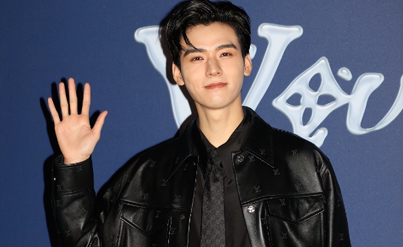 香港这一夜,有人穿“睡衣”,有人像“三星堆”,有人像遛弯大爷