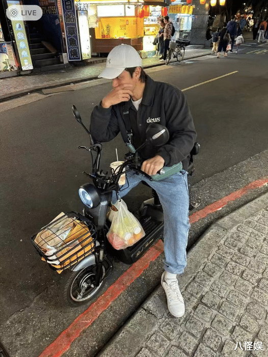 陈乔恩与老公骑电车逛街，自称小朋友甜喊Alan大叔，生活幸福滋润