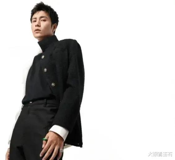 翡翠|陈坤不仅是优秀的演员，还是一位文玩大咖，佩戴的翡翠很有涵养