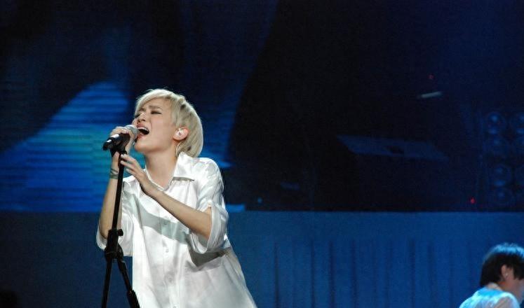 为男友摘子宫,剃寸头打舌环,从影后到魔女:45岁后竟靠嗑药度余生