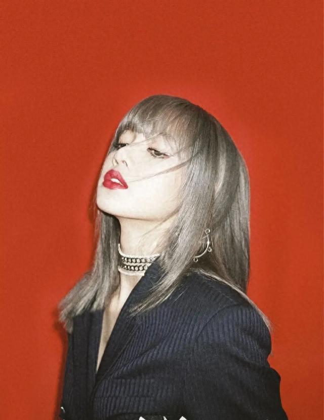 Lisa演唱会哭了,舞台上秀腰线秀长腿,私服穿搭甜美休闲差别大