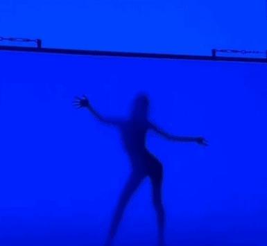 Lisa疯马秀热舞片段曝光!被困玻璃囚笼疯狂跳舞,好身材一览无遗