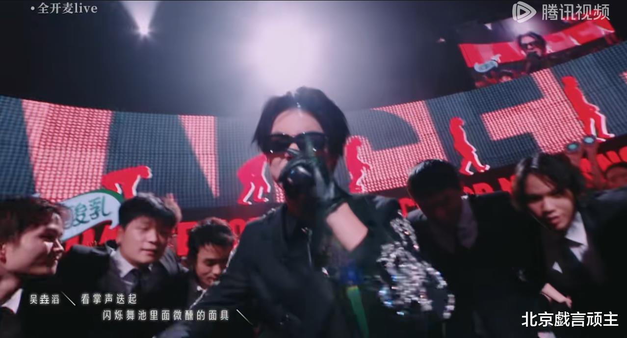 舞台2023：选手舞台甜蜜撒糖，周深无实物表演，拉满节目喜剧效果