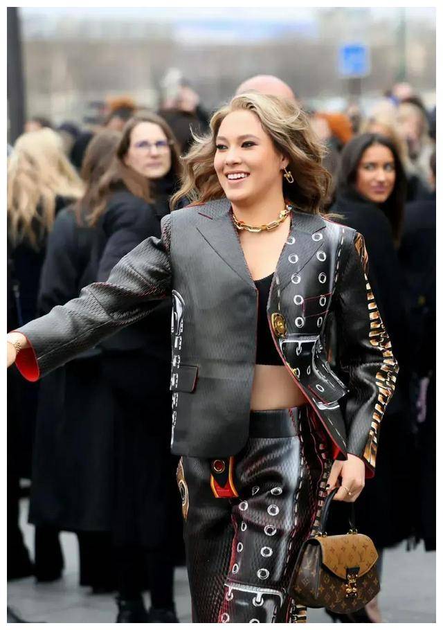 谷爱凌|20岁谷爱凌模样大变认不出！金发碧眼似洋人，脸型变方发福明显