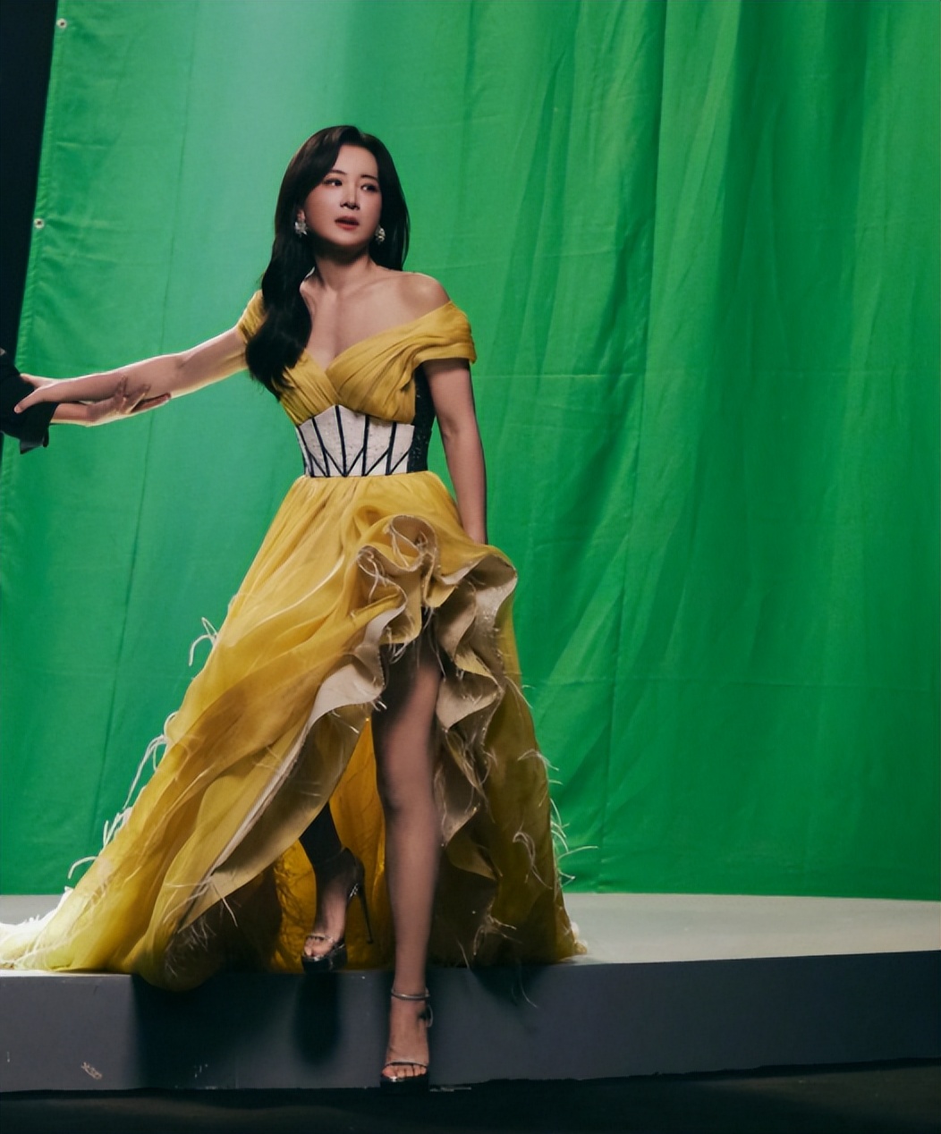 两个贾玲隔空对唱冲上热搜,看到她胸口和大腿上的皮肤,我哭了