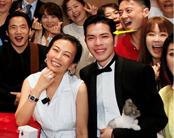 萧敬腾和经纪人登记结婚，亲妈满脸喜悦，干妈向太竟未送祝福