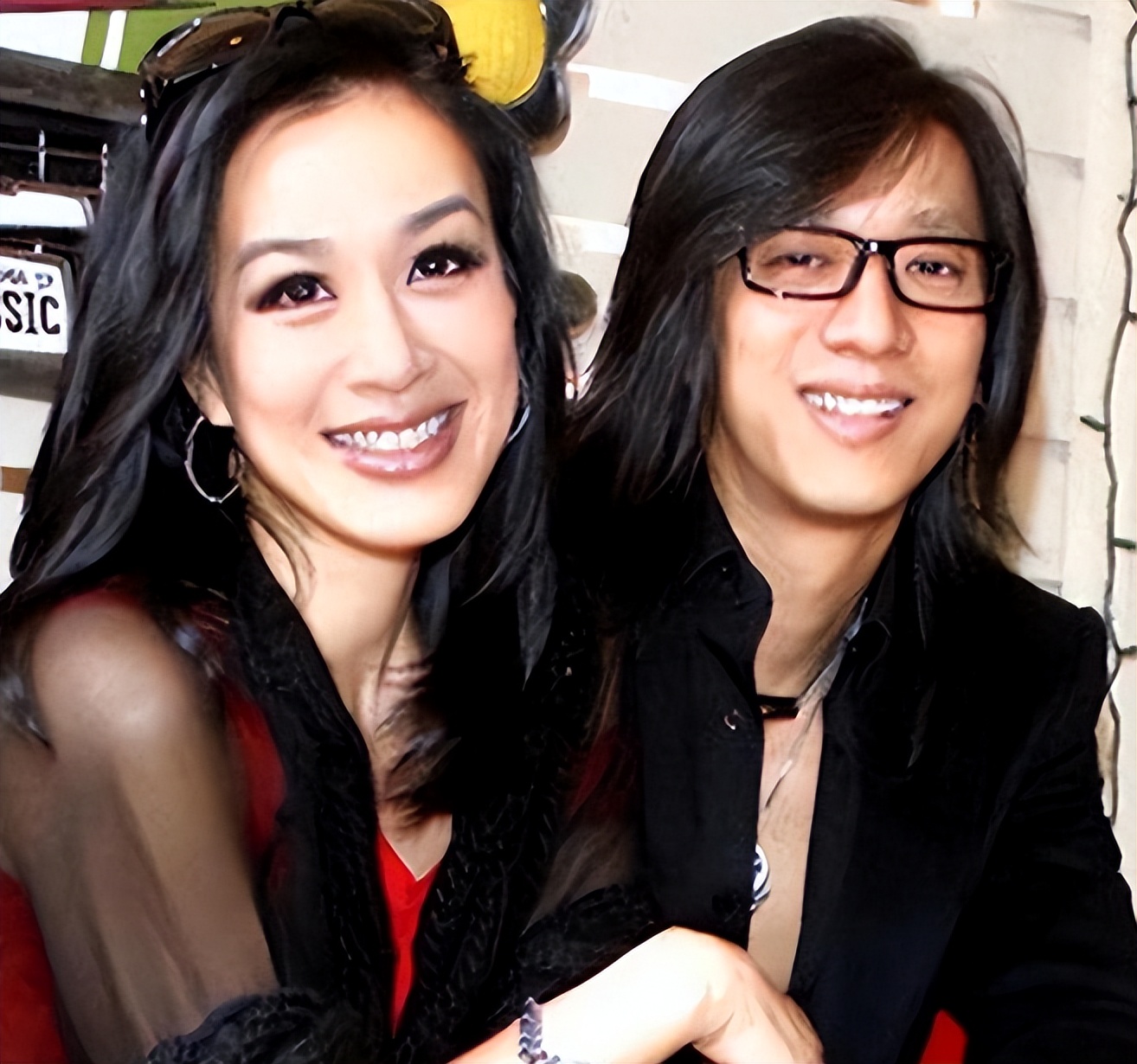 钟丽缇大女儿放飞自我,当众脱内衣,网友辣评有其母必有其女