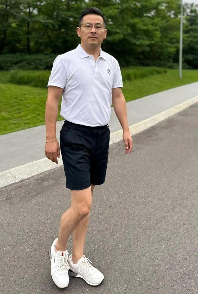 穿衣搭配 从素人爸爸们身上，我总结了3个中年男性“去油法则”，效果惊人