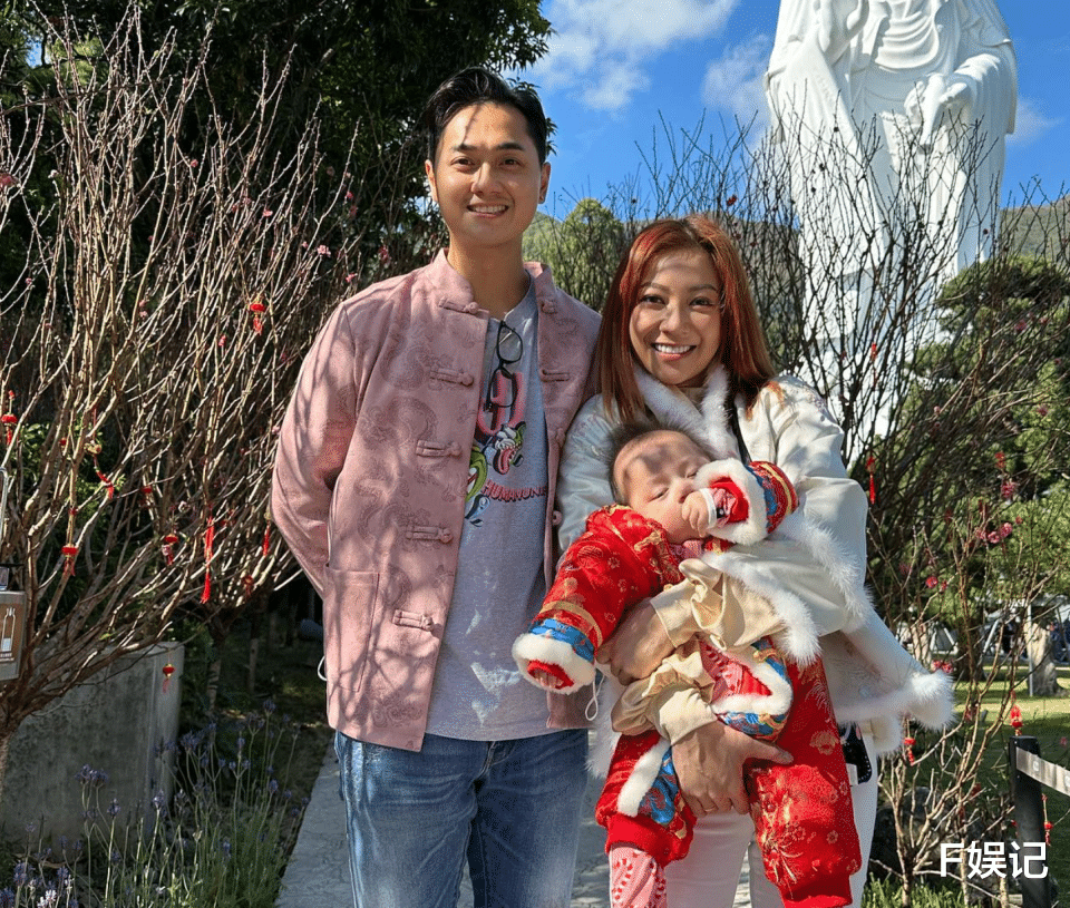 王思聪|郑俊弘何雁诗带儿子吃饭庆祝恋爱6周年 夫妻俩抱着儿子嘴对嘴亲吻