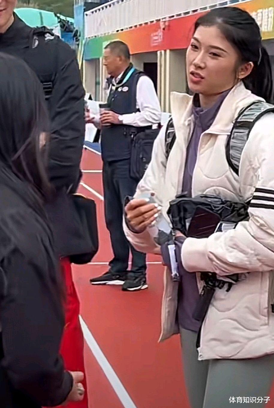 巨星待遇！吴艳妮在学青会被追着合照，跟大帅哥交谈时卖萌撒娇