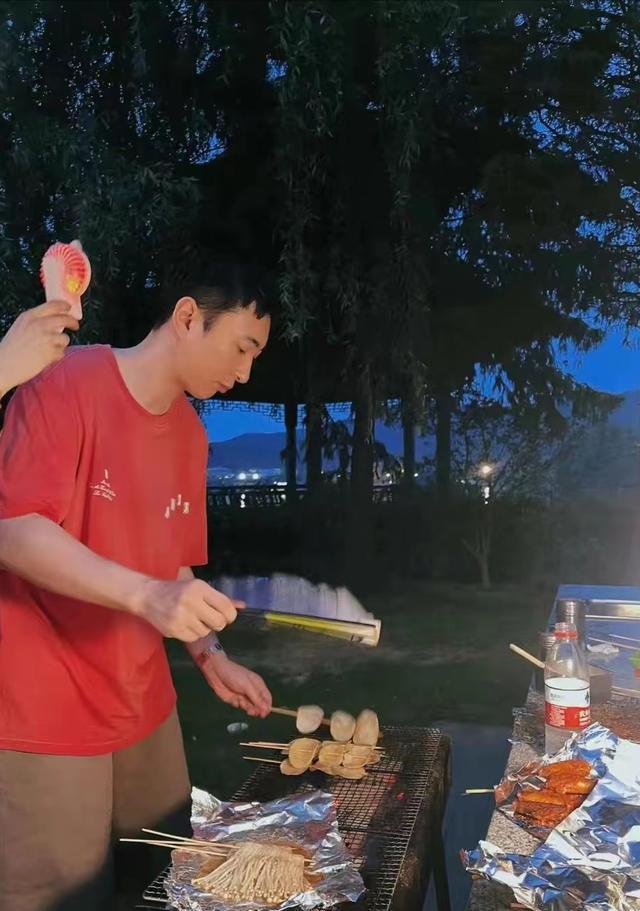 王思聪新女友身份曝光：清纯00后住豪宅同居，疑是私生子生母？