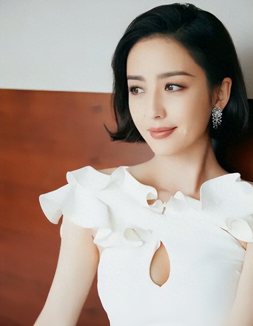 佟丽娅母子出游被偶遇,朵朵正面照被曝,五官清秀不似妈