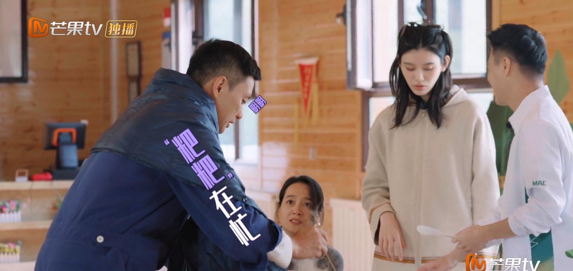 何猷君施伯雄两大豪门公子热聊,王彦霖周一围默默跟随,壁垒分明