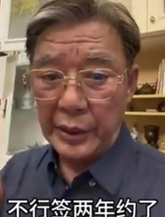 李立群深夜感慨,儿子偷偷给他签下2年3000万合同,老骨头扛不住