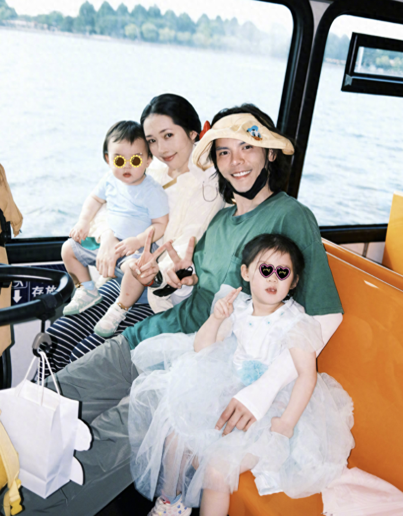 向佐夫妇武林夜市被偶遇，郭碧婷发型凌乱驼背接地气，女神气质全无