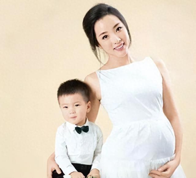 曝李思思辞职原因：25万年薪饭都吃不上！原来一切都有迹可循