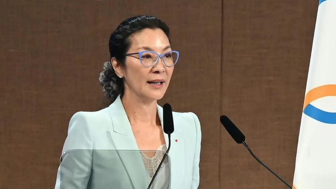 杨紫琼国际奥委员当选，讲台发言铿锵有力，61岁西装革履太惊艳