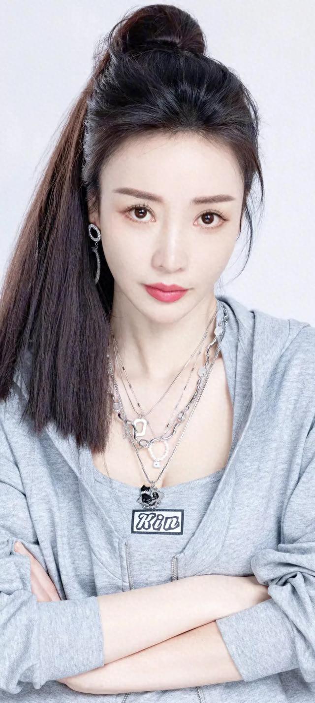 柳岩,横看成岭侧成峰,远近高低各不同