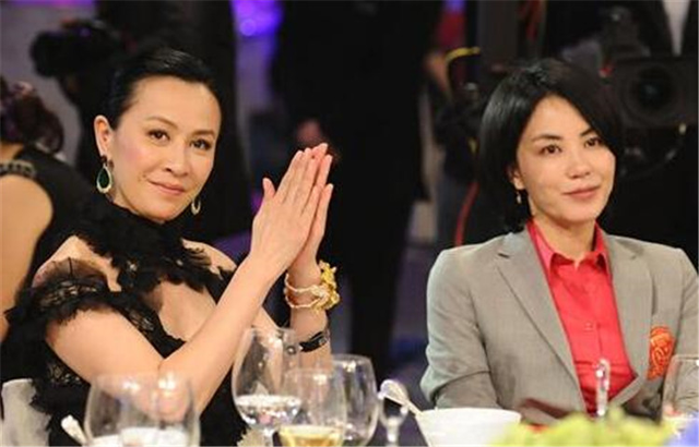 王菲约刘嘉玲在家喝酒!保养很好但衰老也真实,素颜都认不出了!