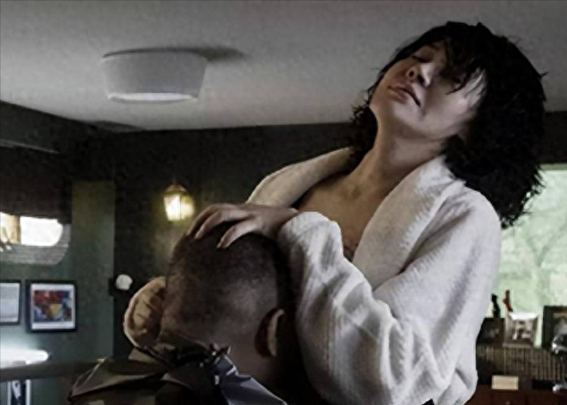 54岁丰腴迷人，“风流成性、老少通吃”一生撩男无数却至今单身