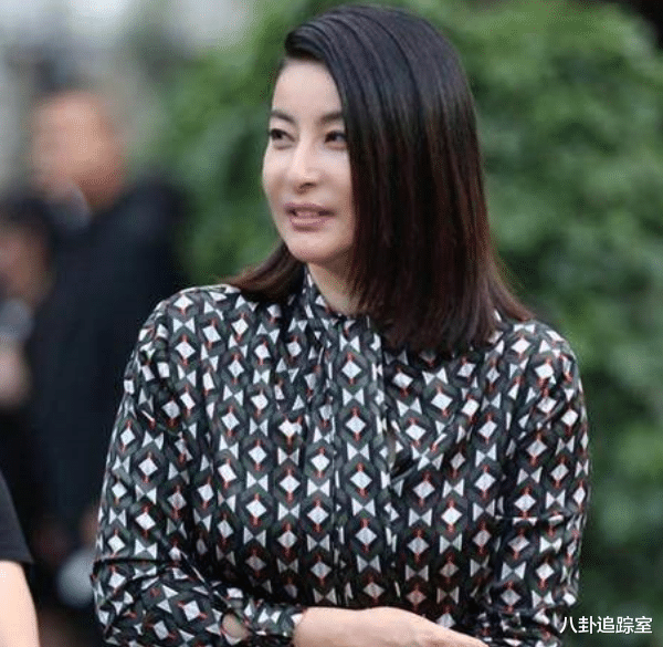 郭晶晶现身论坛，全程英文发言被赞专业，与外籍领导合影显谦卑