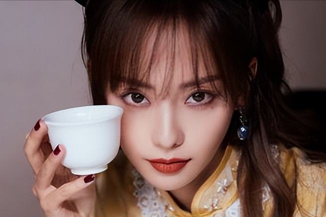 赵本山|张嘉倪屁股“太翘”引热议！被指身材“造假”，网友：买超他知道吗