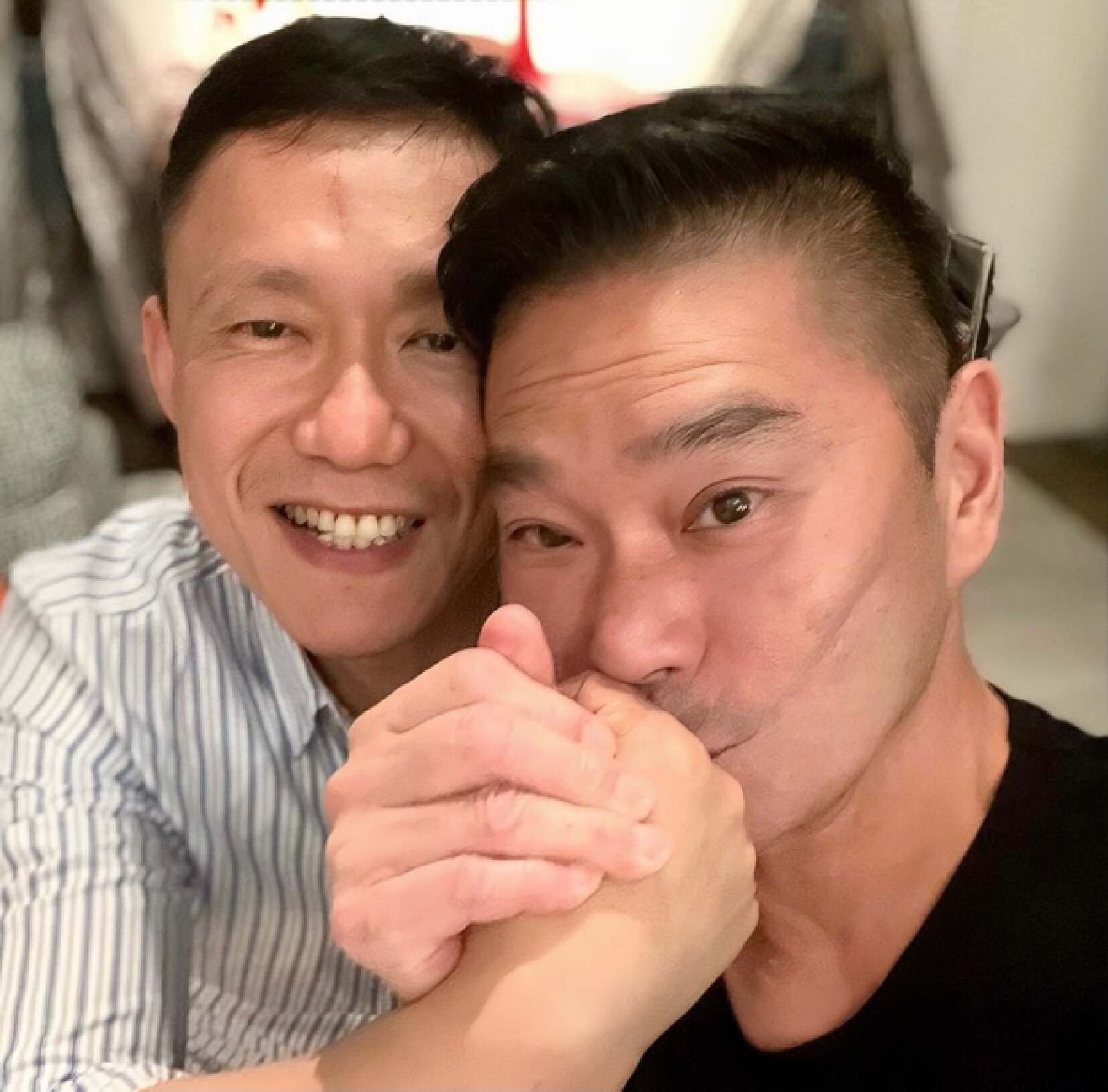 香港知名男主持与丈夫庆祝结婚六周年,因家族遗传两度确诊患癌