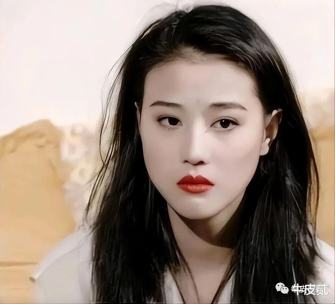 周海媚仍旧在医院抢救,目前处于昏迷中,私密好友已通知其家人